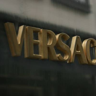 Versace отложил показ круизной коллекции в США из-за коронавируса