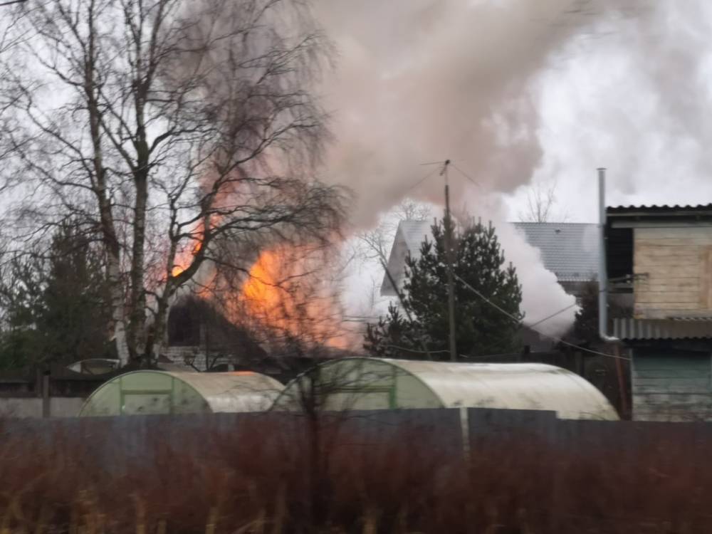 В Красносельском районе спасатели потушили горящую баню