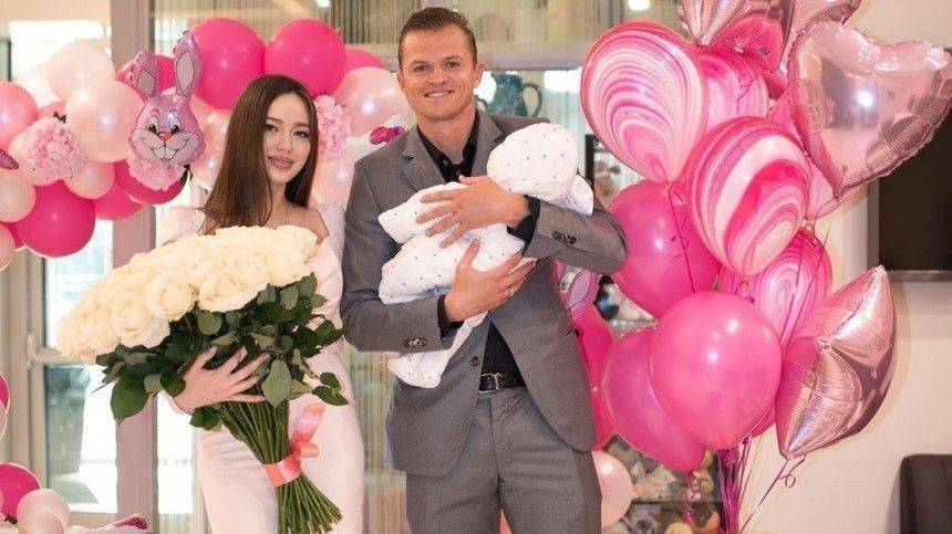 «Знакомьтесь»: футболист Тарасов раскрыл имя своей новорожденной дочери