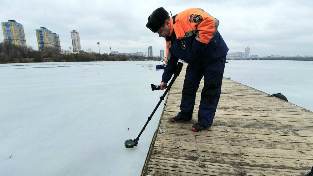 Спасатели предупредили об опасности нахождения на тонком весеннем льду столичных водоемов