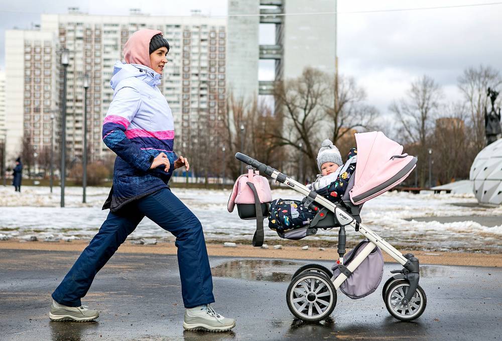 Зарядка с коляской: как молодые мамы готовятся к лету в столичном парке