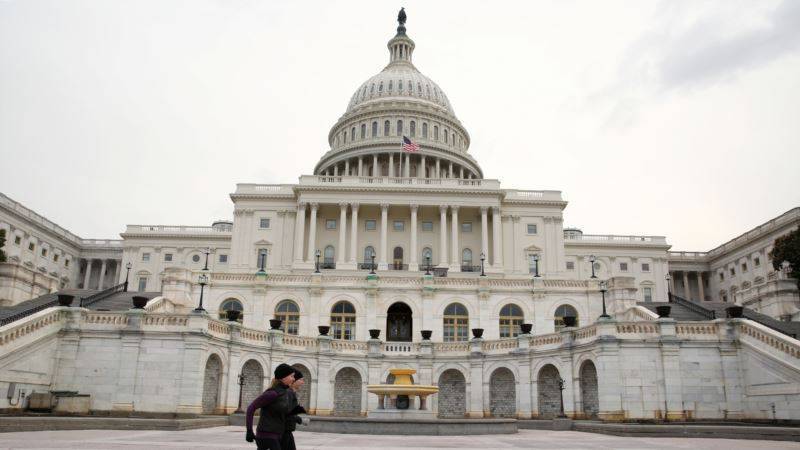 Американские законодатели голосуют по резолюции о борьбе с коронавирусом