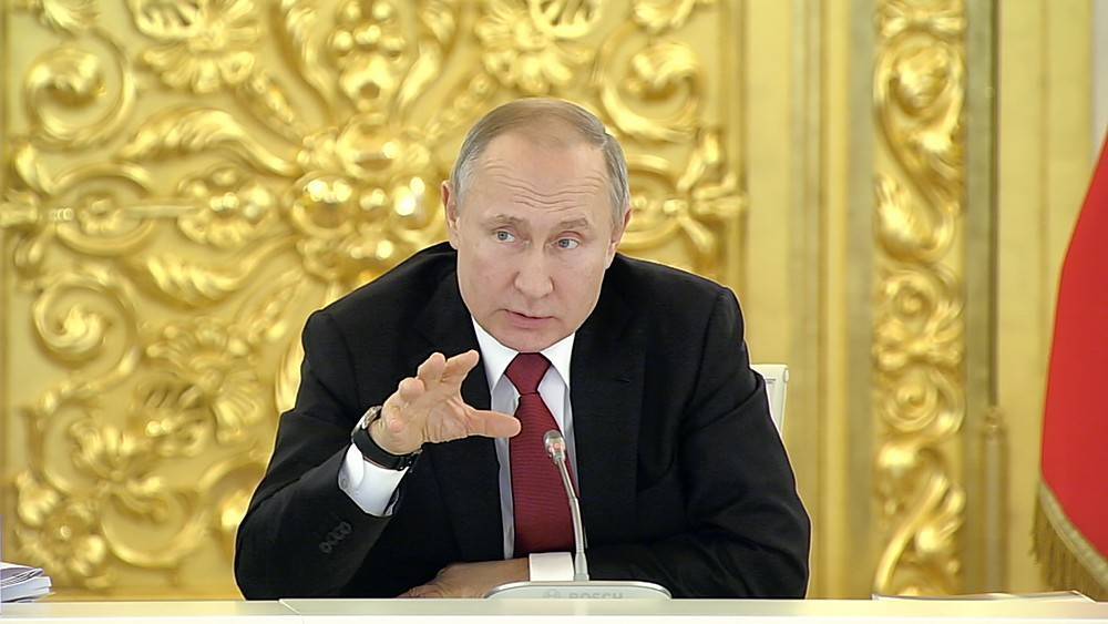 Путин проводит в Кремле встречи с главами думских фракций