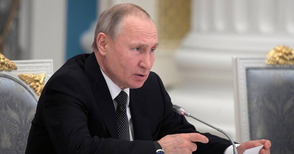 Путин рассказал, что очень часто задерживается в Кремле допоздна