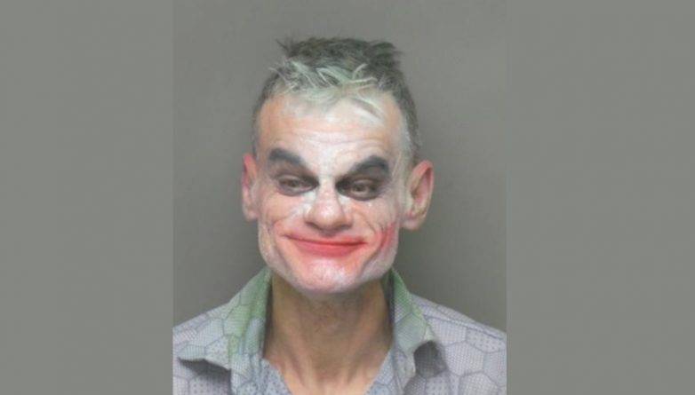 Мужчина в костюме Джокера пообещал устроить теракт во время Facebook-трансляции