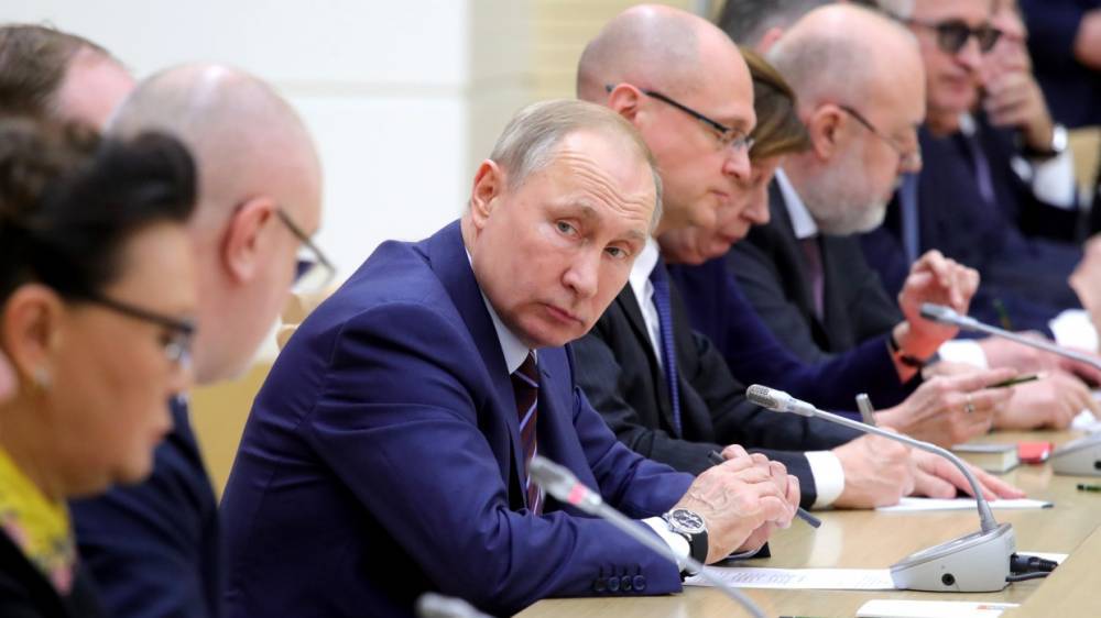 Путин поручил установить ответственность за нарушения при голосовании по Конституции РФ
