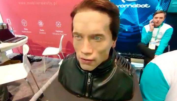 Шварценеггер против "Промобота": Терминатор обиделся на робота-двойника