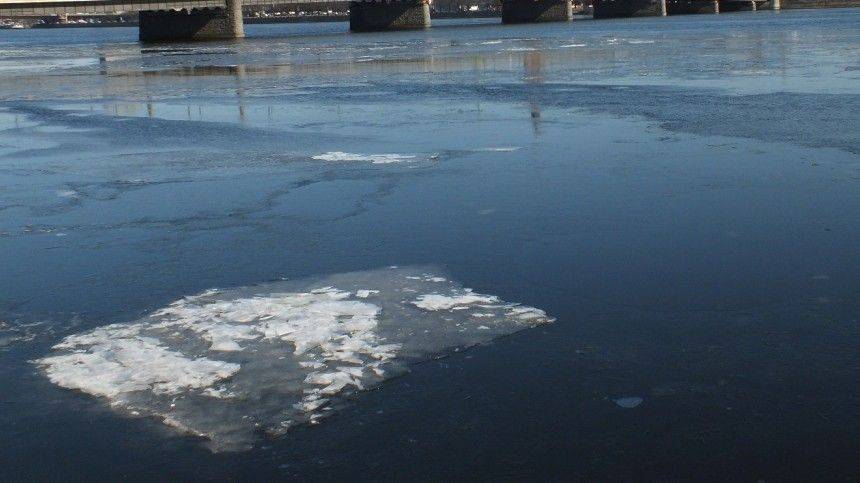 Автомобиль с людьми провалился под лед в Хабаровском крае