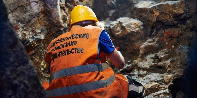 Археологи обнаружили в центре Москвы старинный сейф со следами взлома