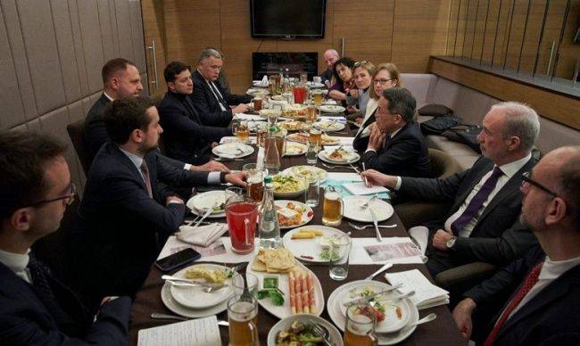 Зеленский пообещал послам стран G7, что Украина не сменит политический курс