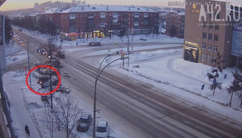 Наезд иномарки на стоявшего на тротуаре пешехода в Кемерове попал на видео