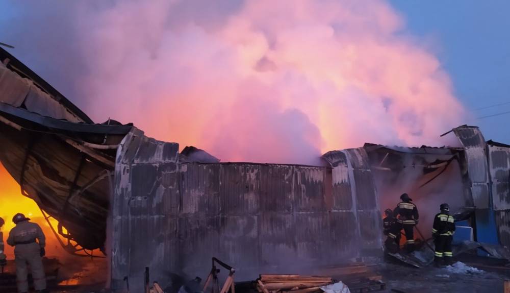 Пожар площадью 600 квадратных метров произошел на производстве в Челябинске