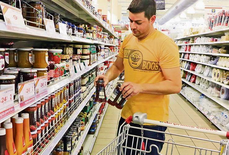Эффект коронавируса: полки магазинов пустеют, хватит ли запаса продуктов в Израиле
