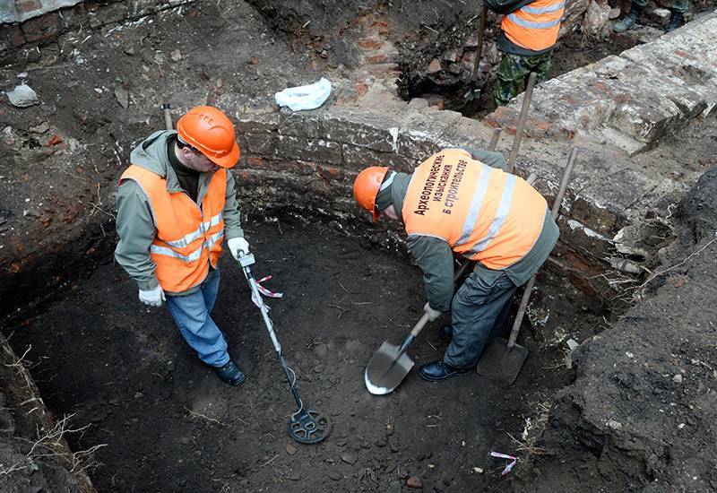 В Москве нашли старинный сейф со следами взлома