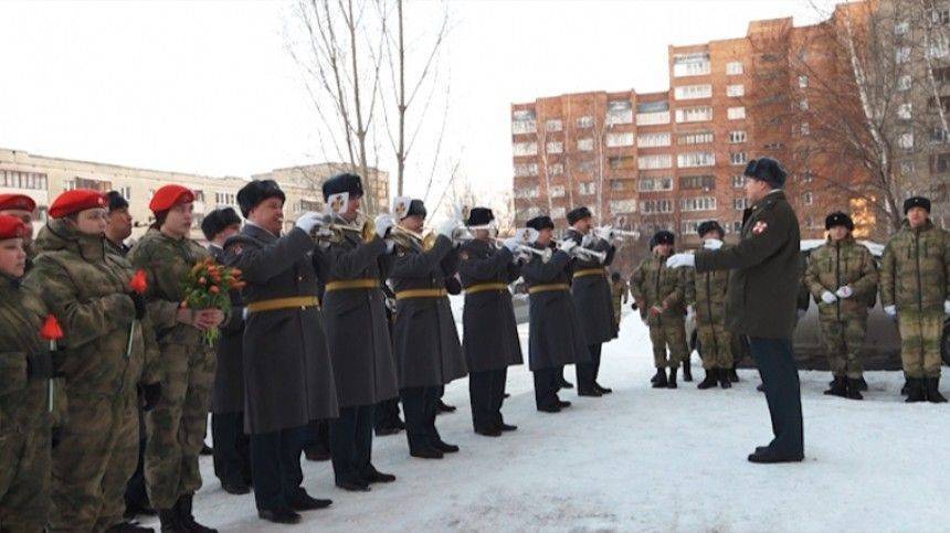 Оркестр Росгвардии сыграл под окнами квартиры ветерана в Кемерово накануне 8 марта