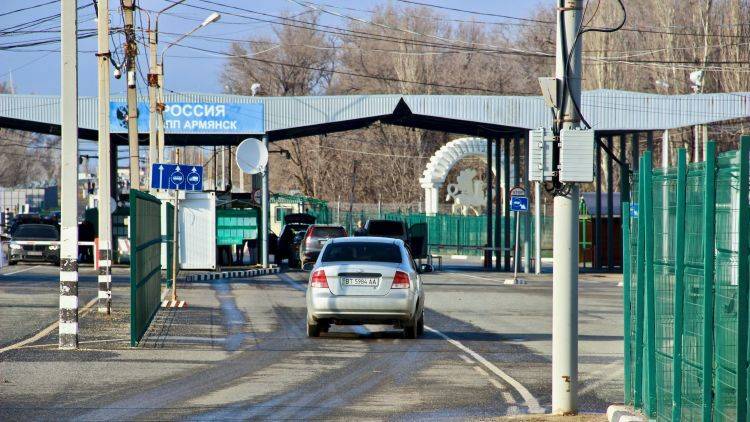В Крым пытались въехать двое мужчин, находящихся в федеральном розыске