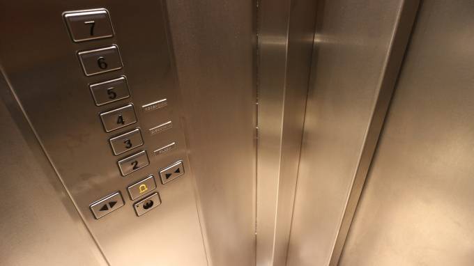 Неизвестные избили пожилого петербуржца в лифте и ограбили его квартиру