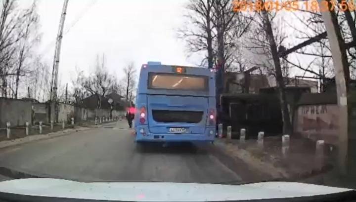 В Твери тепловоз врезался в пассажирский автобус. Видео