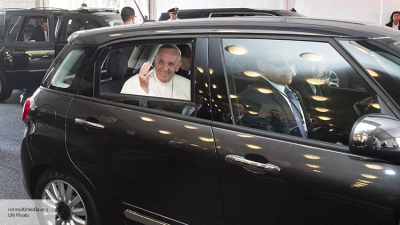 Папа Римский призвал молодежь наслаждаться жизнью, а не писать о ней в соцсетях