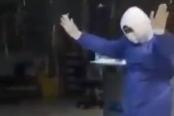 Иранские врачи поддержали больных коронавирусом зажигательными танцами