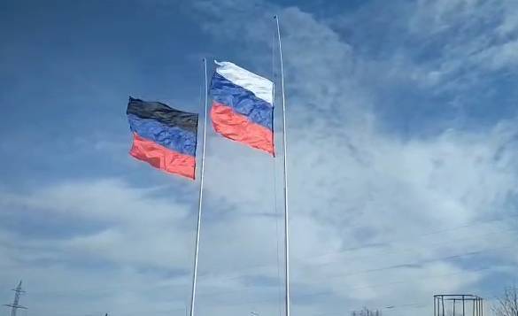 Радикалы разгневались, увидев флаг России на границе Украины с Донбассом