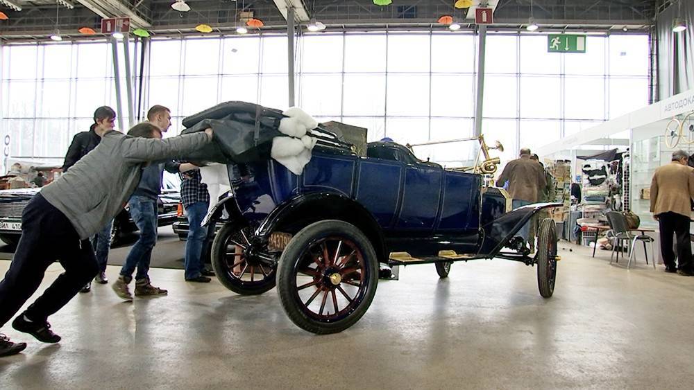 В Сокольниках открылась выставка старинных автомобилей