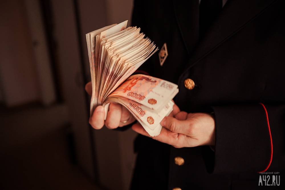 В России продавщица случайно получила аванс в два миллиона рублей и пропала