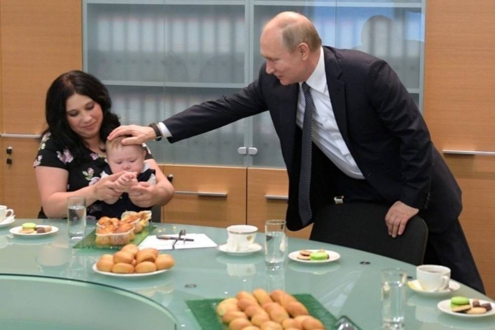 Путин: высшее счастье для человека - воспитание ребенка