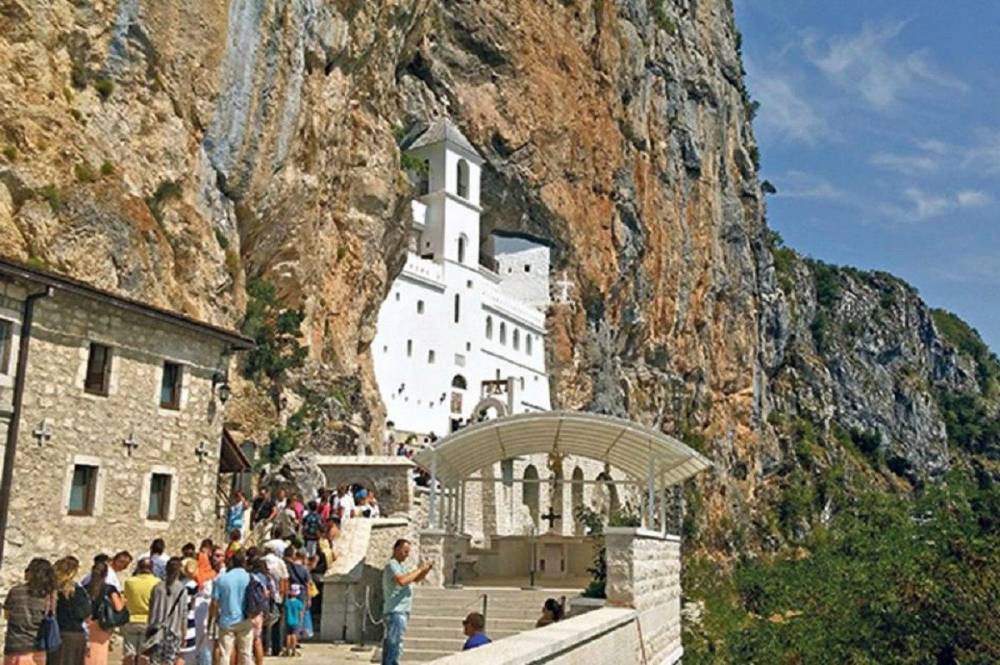 Власти Черногории хотят отобрать у православных святыни Острог и Ждребаоник
