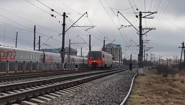 В Великом Новгороде мужчина выжил, попав под поезд. Видео
