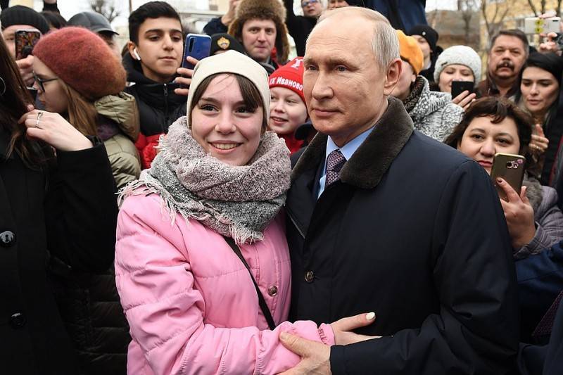 В городе невест Путину предложили жениться и возглавить Госсовет