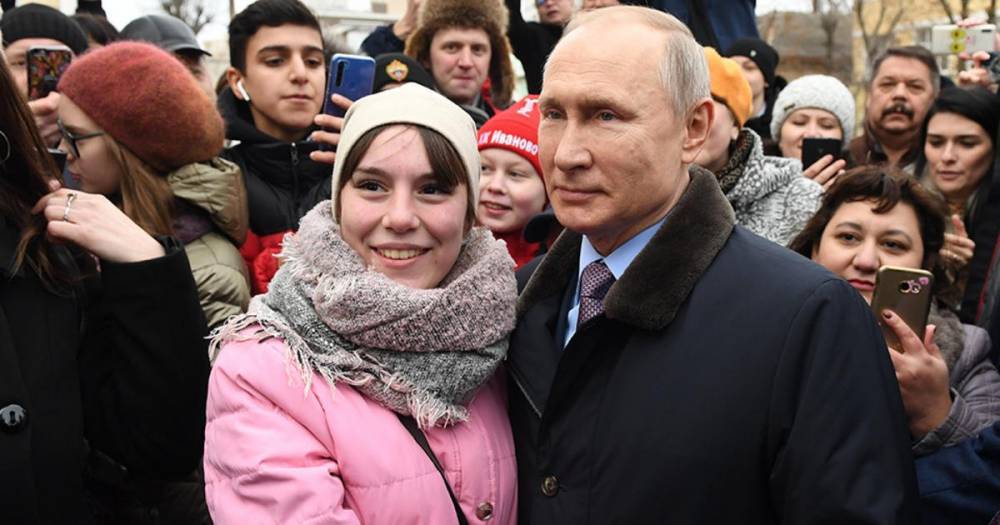 Попросившая Путина взять ее в жены девушка рассказала о беседе с ним