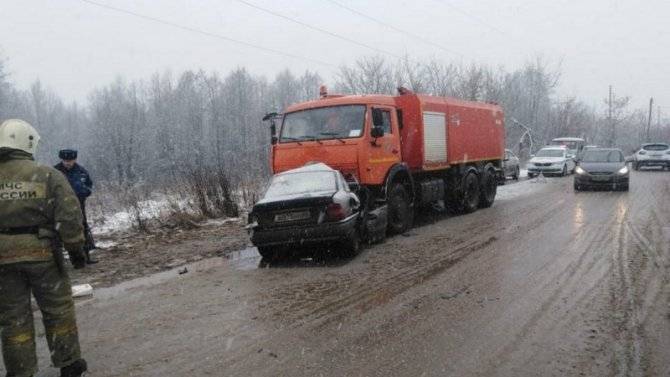 В ДТП с КамАЗом в Вышневолоцком районе погиб человек