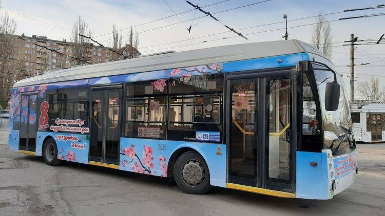 В честь 8 марта: в Крыму появились "праздничные" троллейбусы