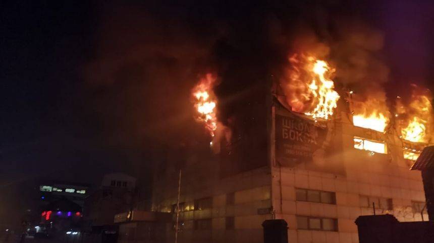 Пожар произошел в спортшколе в подмосковных Химках на площади 1200 квадратов
