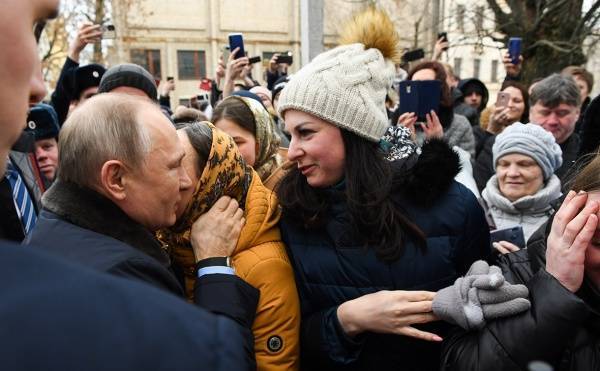 Жительница "города невест" попросила Путина жениться на ней