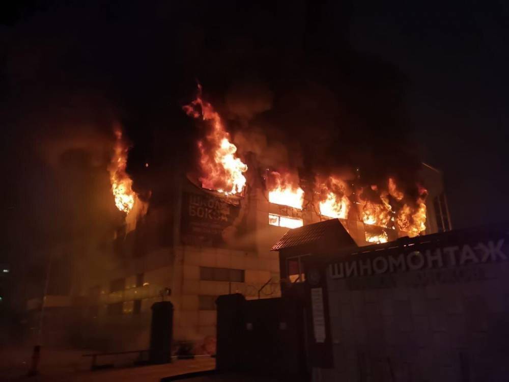 Часть здания загоревшейся спортшколы в Химках обрушилась
