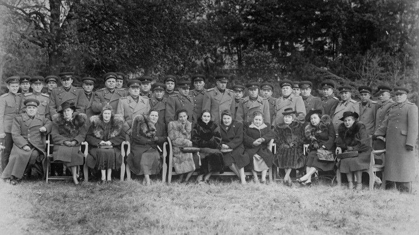 «Хранившие семейное тепло»: опубликованы уникальные фотографии, посвященные женам полководцев ВОВ