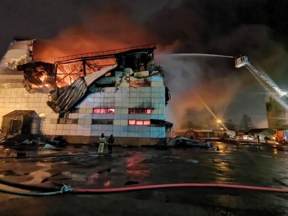 Пожарные ликвидировали открытое горение в боксерском клубе в Химках
