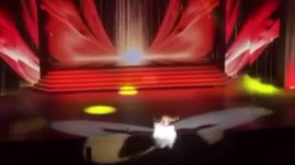 Упавшая со сцены красноярская певица допела песню с переломанной ногой