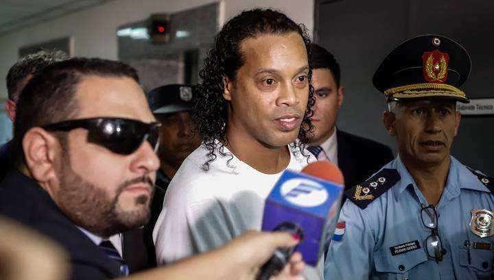 Экс-игрок сборной Бразилии Роналдиньо снова арестован в Парагвае