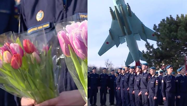 Прыжки с парашютом и цветы: армия поздравляет женщин с праздником