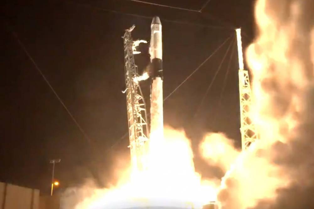Ракета-носитель Falcon 9 стартовала с кораблем Dragon во Флориде