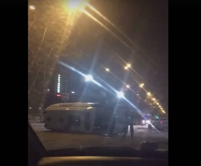 Опубликовано видео последствий ДТП с опрокинувшейся машиной скорой помощи в Новокузнецке