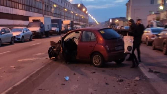 "Nissan" столкнулся с "Citroen" на Новороссийской улице