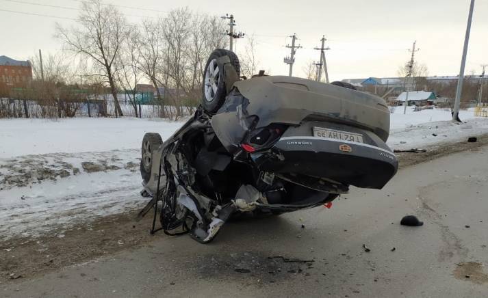 Два человека погибли в перевернувшемся Geely после ДТП в Омске