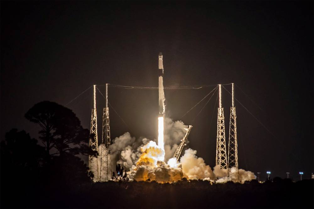 SpaceX запустила ракету-носитель Falcon 9 с кораблем Dragon