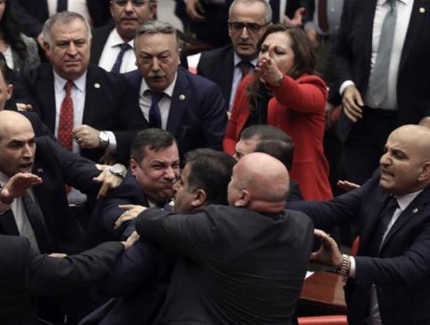 Турецкие депутаты на кулаках обсудили вопросы военной кампании Эрдогана в Сирии