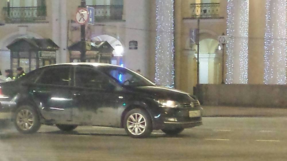 Момент ДТП со сбитым Volkswagen пешеходом на Невском проспекте у Гостиного Двора попал на видео
