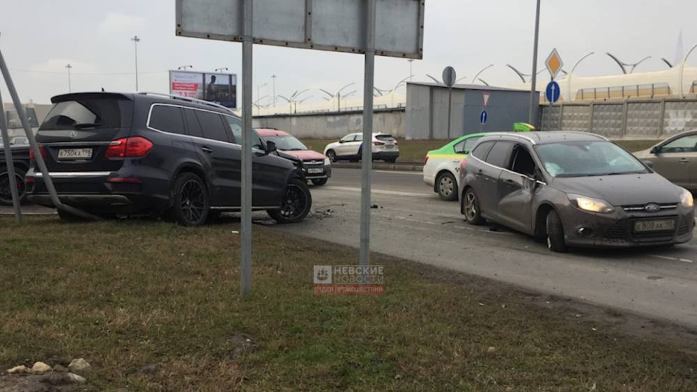 Момент ДТП с Mercedes и Ford на пересечении Богатырского и Планерной попал на видео
